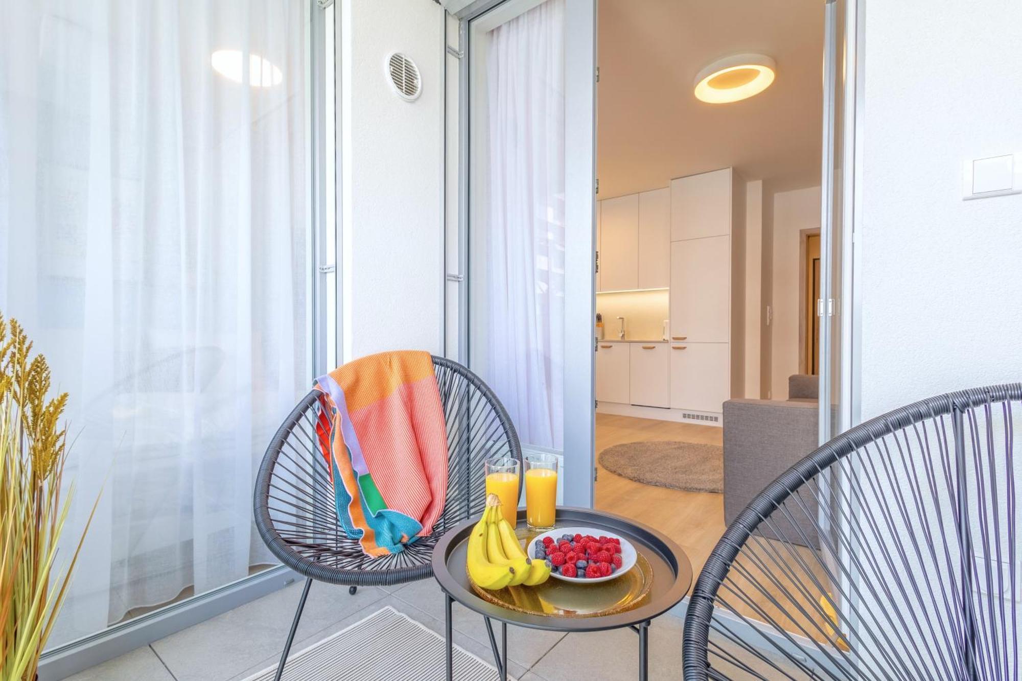 Yellow Apartment - Balcony, Free Parking, By Gravity Prag Eksteriør billede